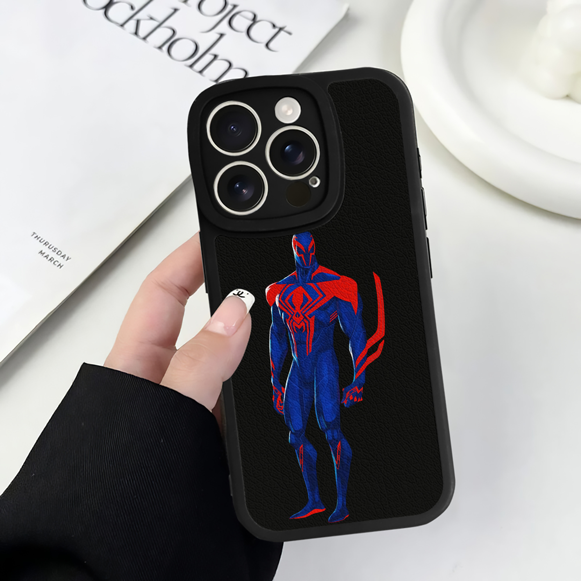 （画像用） Spider Man スパイダーマン 【iPhone 16シリーズ対応】シリコンスマホケース（レザー調） 材質：シリコン